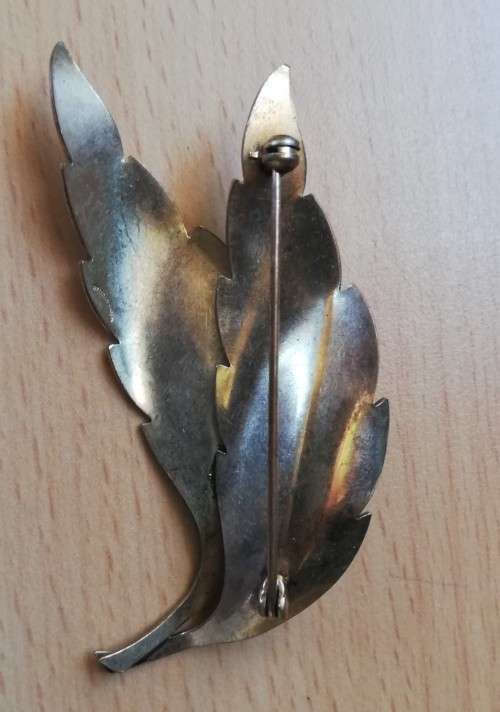 Vintage art deco-style gold-coloured brooch