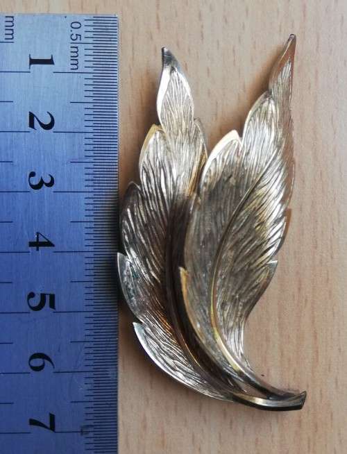 Vintage art deco-style gold-coloured brooch