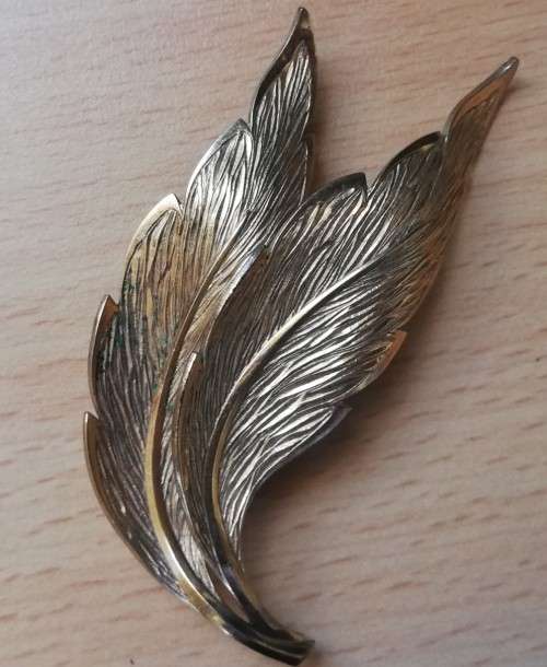 Vintage art deco-style gold-coloured brooch