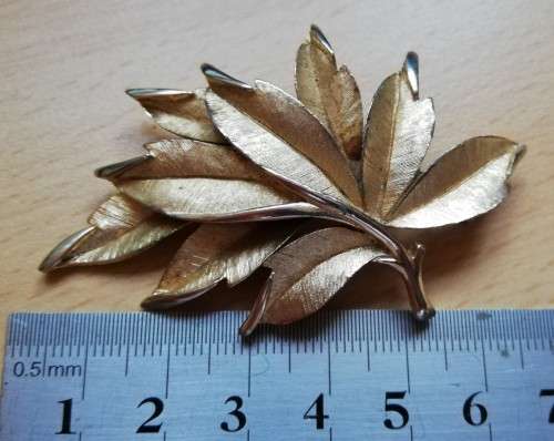 Vintage gold coloured leaf-shaped brooch
