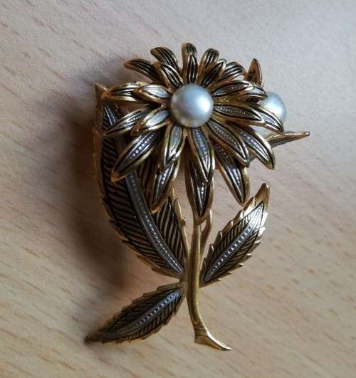Vintage costume jewelery brooch - gold coloured with pearl-like beads