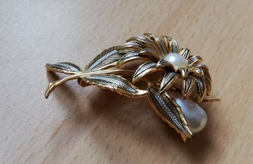 Vintage costume jewelery brooch - gold coloured with pearl-like beads