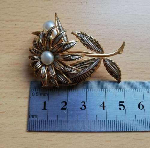 Vintage costume jewelery brooch - gold coloured with pearl-like beads