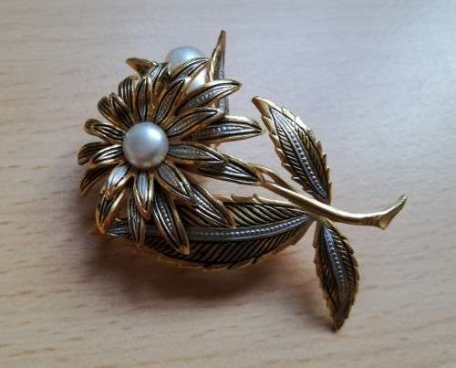 Vintage costume jewelery brooch - gold coloured with pearl-like beads