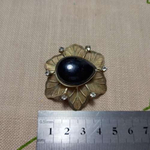 Silver-coloured mesh with dark stone and diamante detail