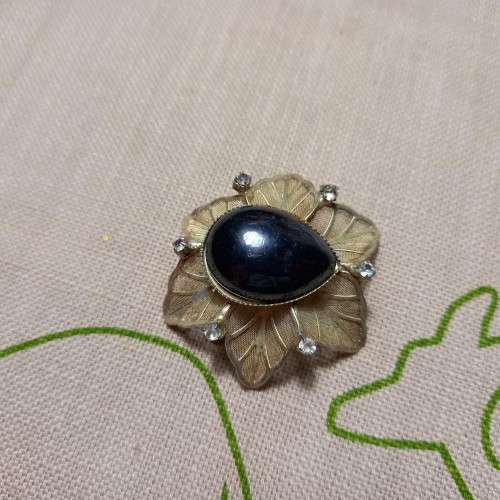 Silver-coloured mesh with dark stone and diamante detail