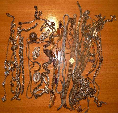 Lot of necklaces, chains and pendants as per scan - many broken