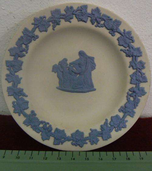 White Wedgwood trinket dish with blue detail, lovely condition