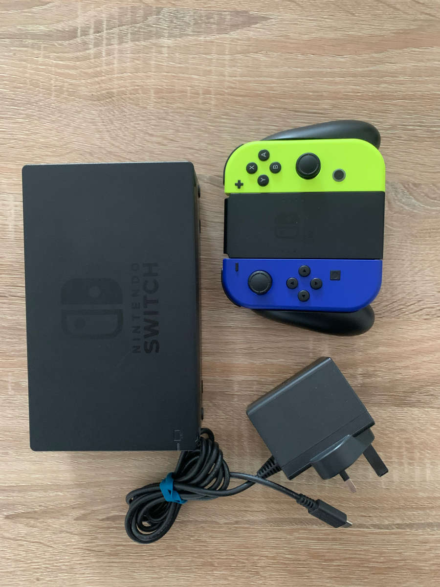 Nintendo Switch Joy-cons and Dock