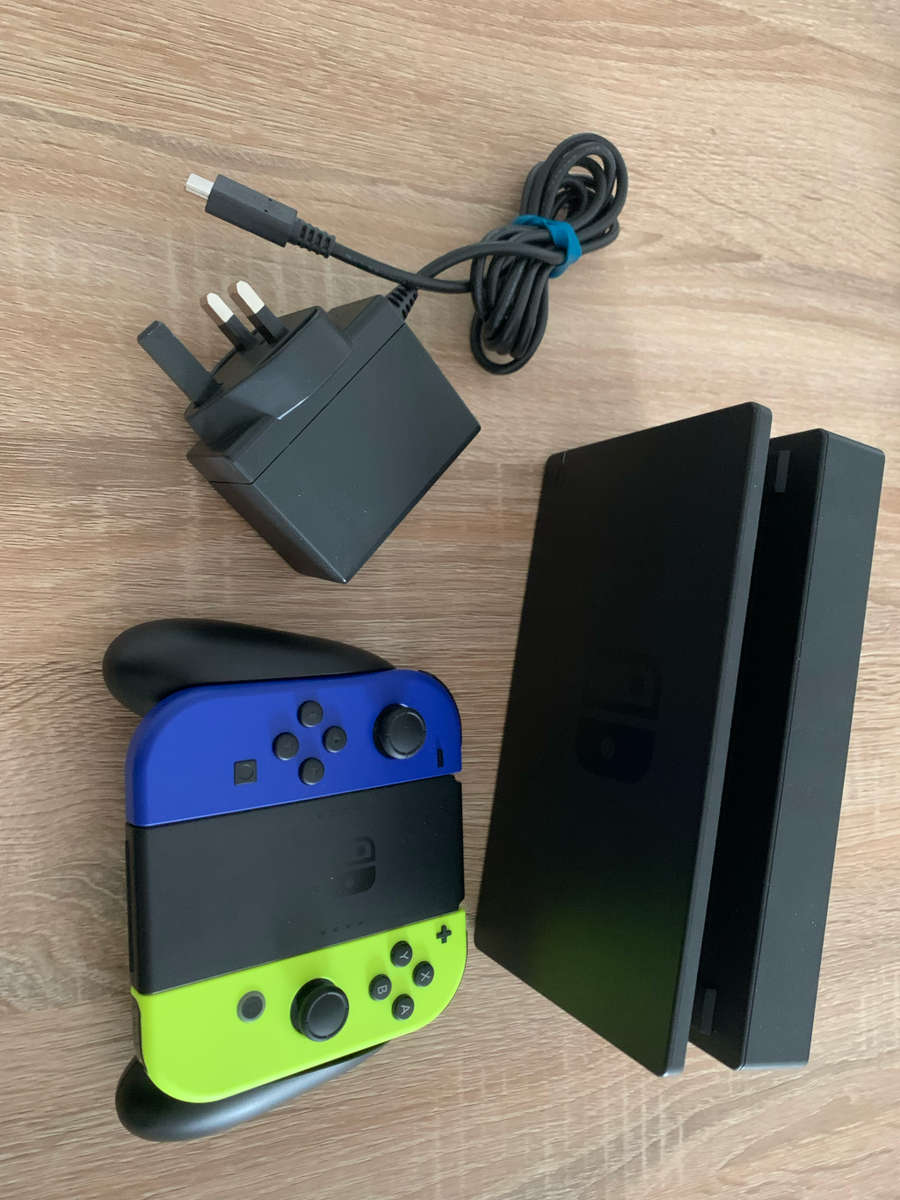 Nintendo Switch Joy-cons and Dock