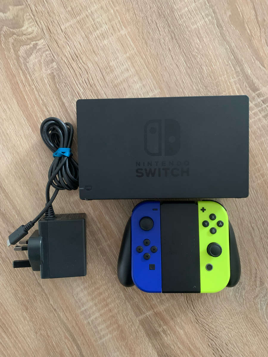 Nintendo Switch Joy-cons and Dock