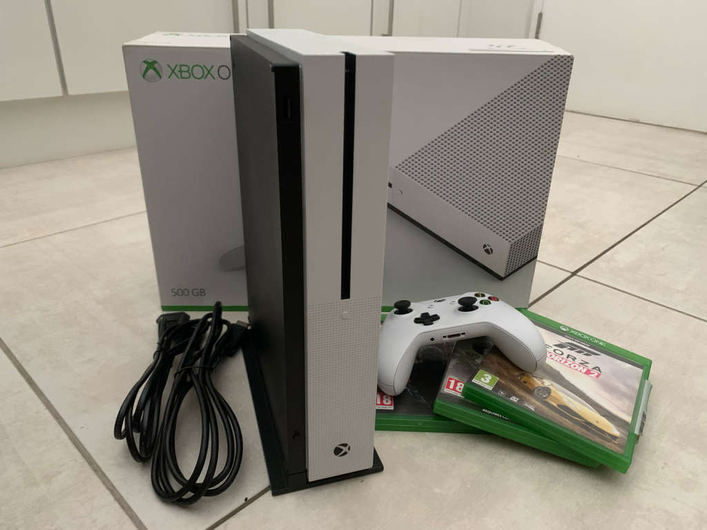 Xbox One S + Controller + 3 Games