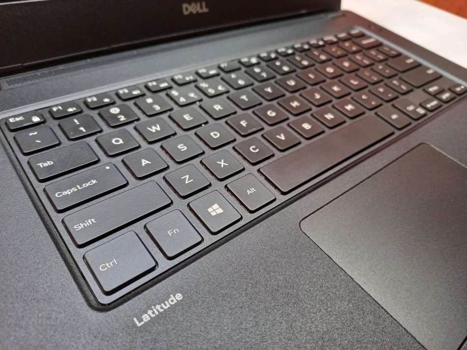 Dell Latitude Laptop - Intel i5 7th gen - 256GB SSD M.2 - 16GB - 14" FHD