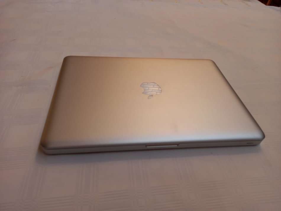 MacBook Pro - Intel Core i5 - 500GB Storage - 13.3" Display -26 cycle counts on battery