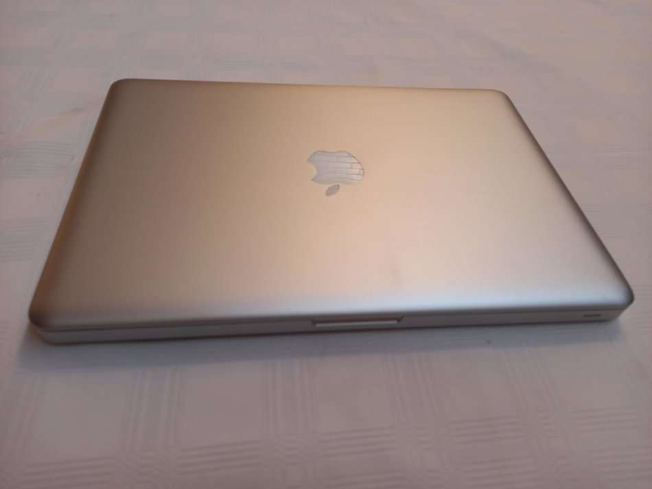 MacBook Pro - Intel Core i5 - 500GB Storage - 13.3" Display -26 cycle counts on battery