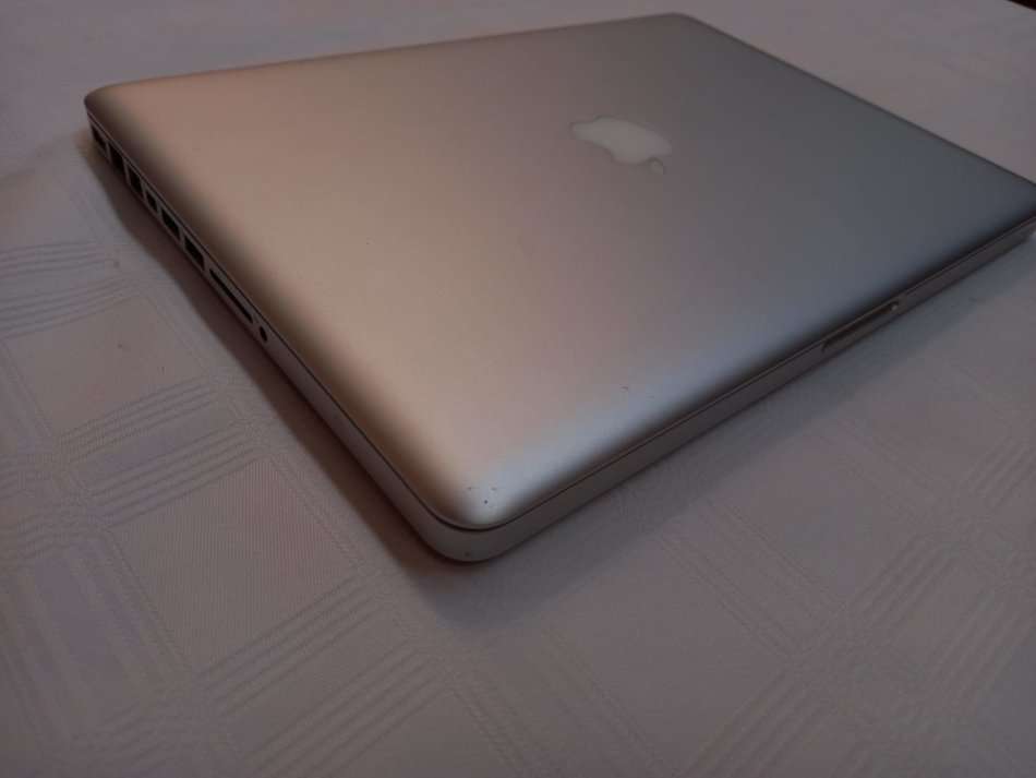 MacBook Pro - Intel Core i5 - 500GB Storage - 13.3" Display -26 cycle counts on battery