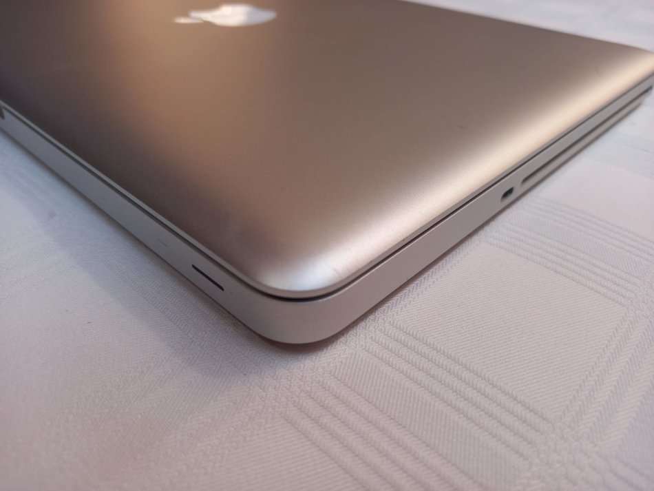 MacBook Pro - Intel Core i5 - 500GB Storage - 13.3" Display -26 cycle counts on battery