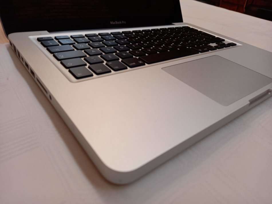 MacBook Pro - Intel Core i5 - 500GB Storage - 13.3" Display -26 cycle counts on battery