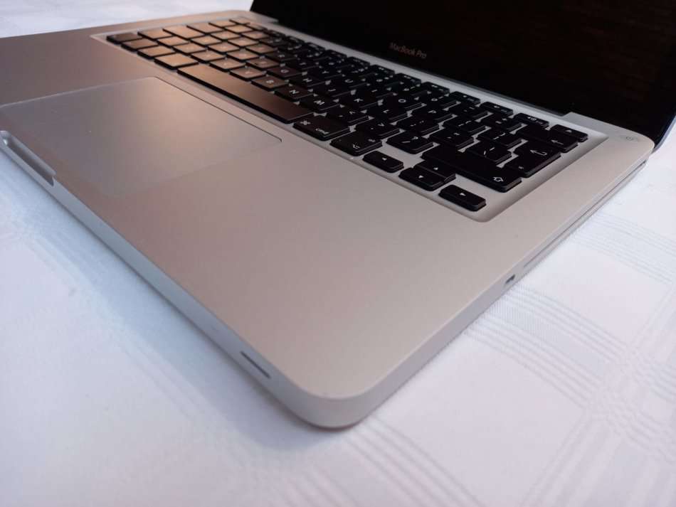 MacBook Pro - Intel Core i5 - 500GB Storage - 13.3" Display -26 cycle counts on battery