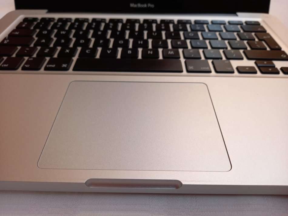 MacBook Pro - Intel Core i5 - 500GB Storage - 13.3" Display -26 cycle counts on battery