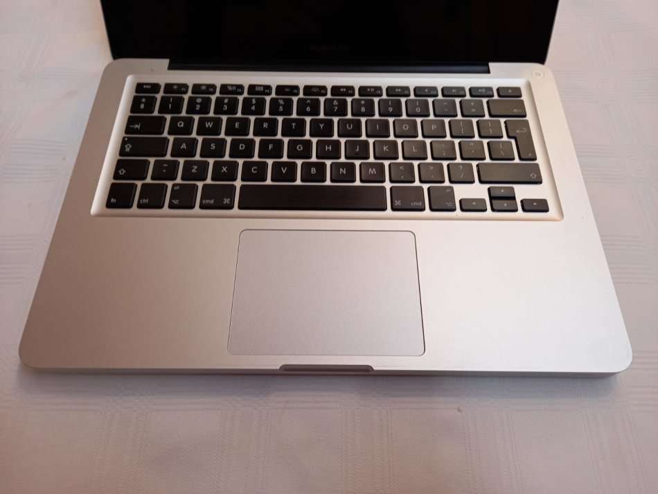 MacBook Pro - Intel Core i5 - 500GB Storage - 13.3" Display -26 cycle counts on battery