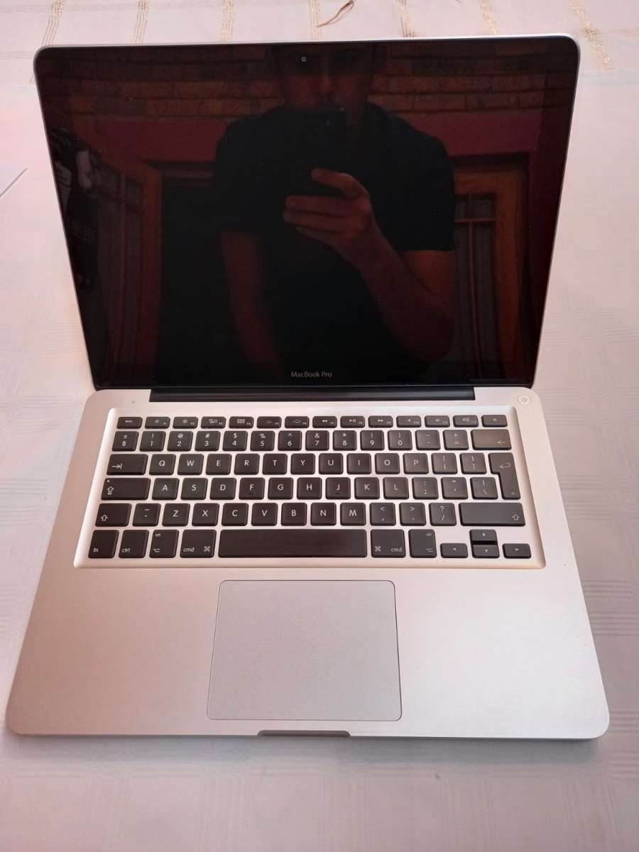 MacBook Pro - Intel Core i5 - 500GB Storage - 13.3" Display -26 cycle counts on battery