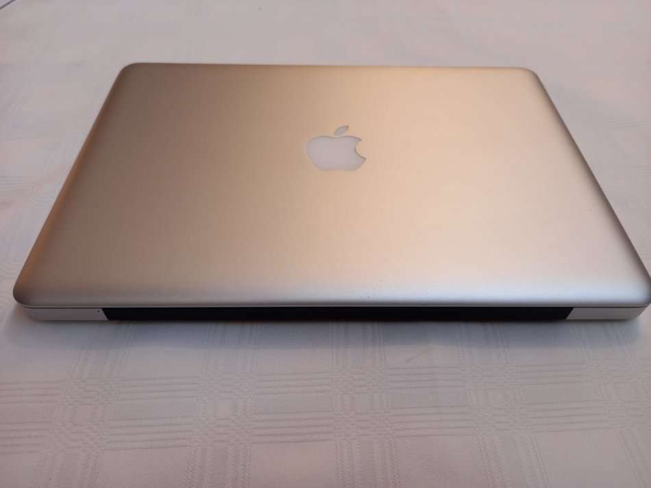 MacBook Pro - Intel Core i5 - 500GB Storage - 13.3" Display -26 cycle counts on battery