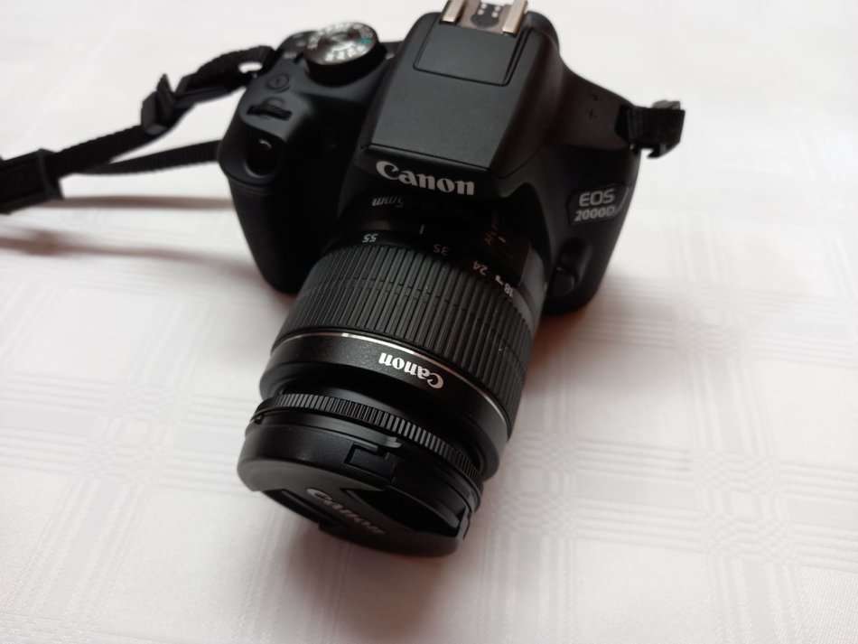Canon EOS 2000D - Canon EF-S 18-55mm f/3.5-5.6 III zoom lens
