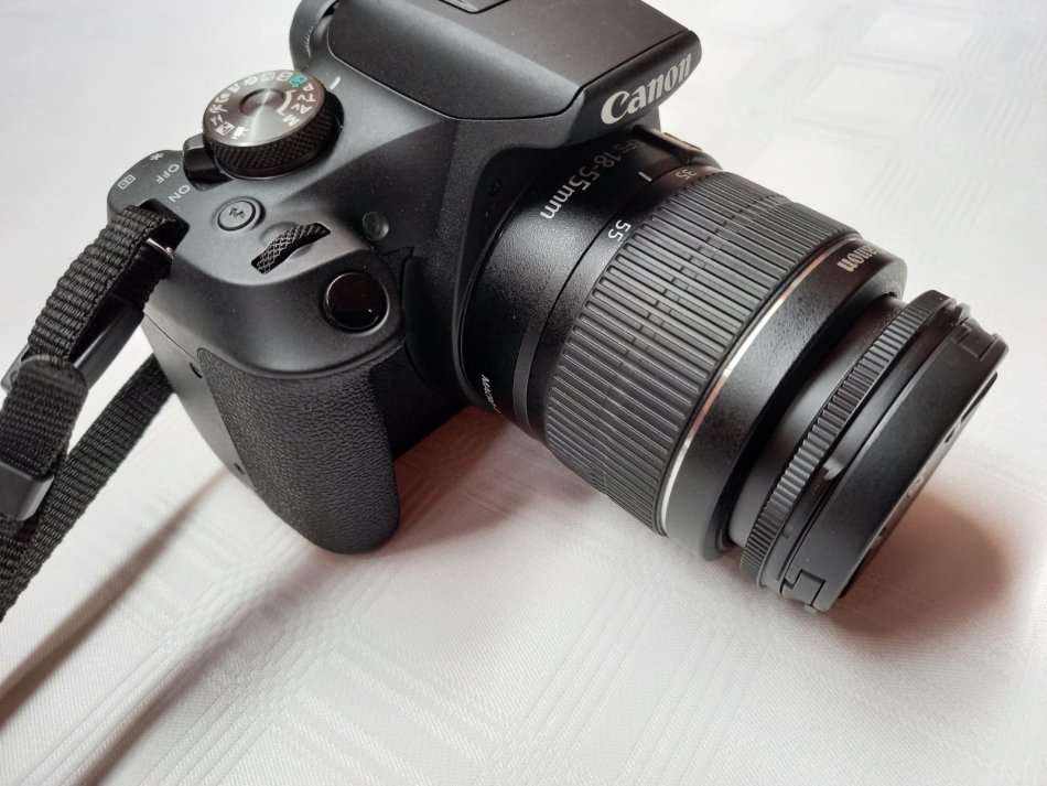 Canon EOS 2000D - Canon EF-S 18-55mm f/3.5-5.6 III zoom lens