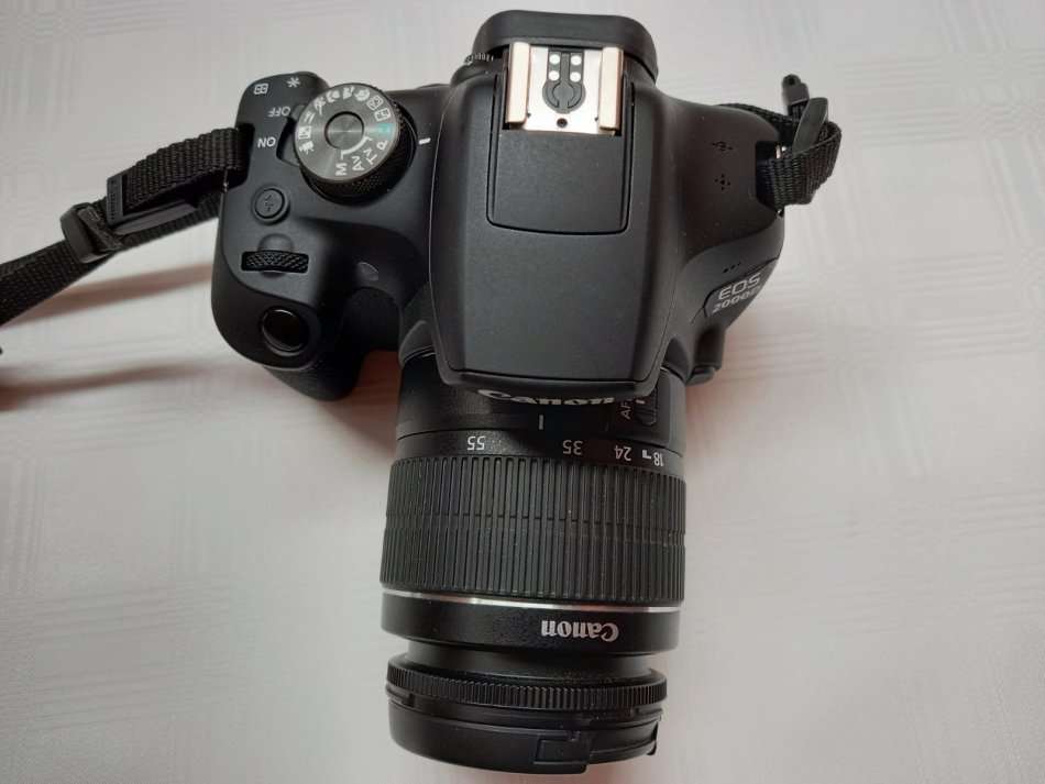 Canon EOS 2000D - Canon EF-S 18-55mm f/3.5-5.6 III zoom lens
