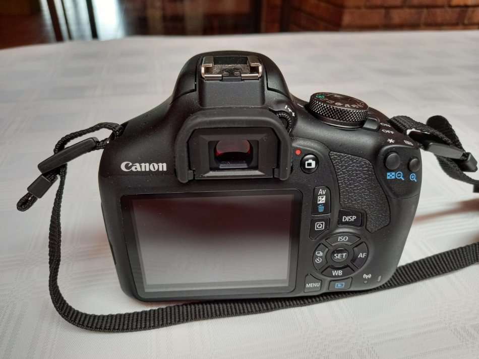Canon EOS 2000D - Canon EF-S 18-55mm f/3.5-5.6 III zoom lens