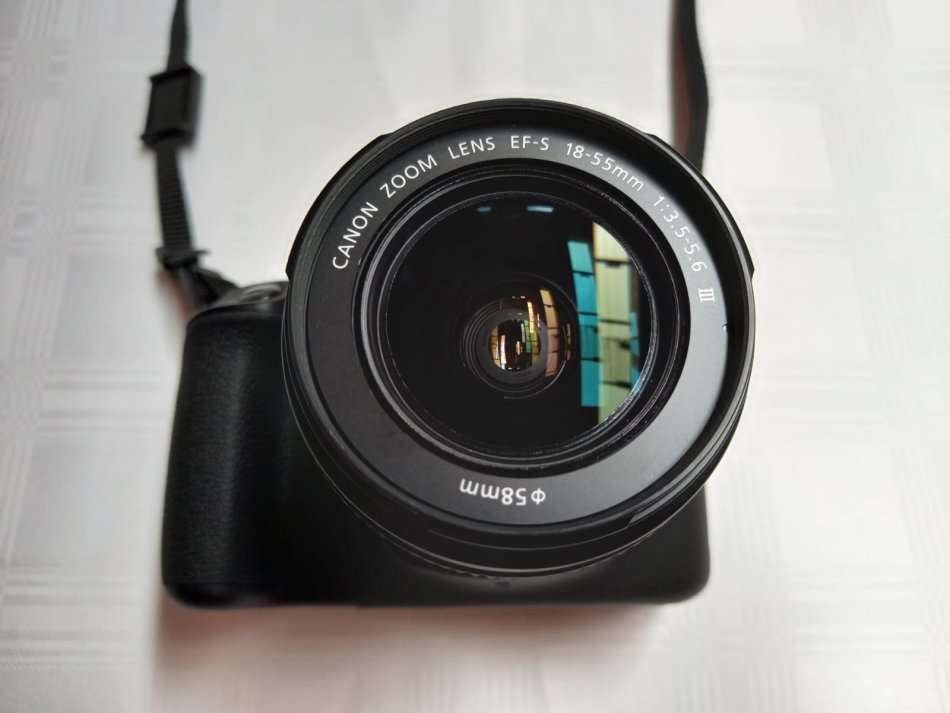 Canon EOS 2000D - Canon EF-S 18-55mm f/3.5-5.6 III zoom lens