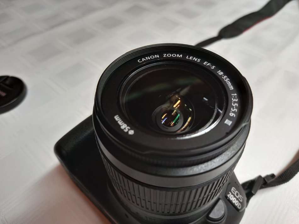 Canon EOS 2000D - Canon EF-S 18-55mm f/3.5-5.6 III zoom lens