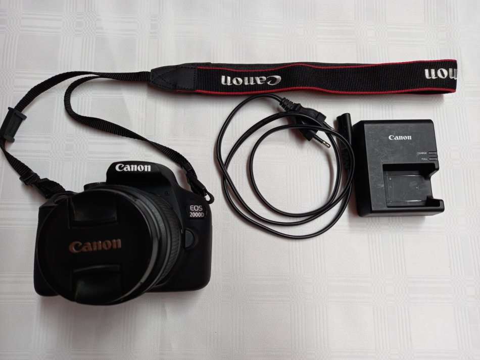 Canon EOS 2000D - Canon EF-S 18-55mm f/3.5-5.6 III zoom lens