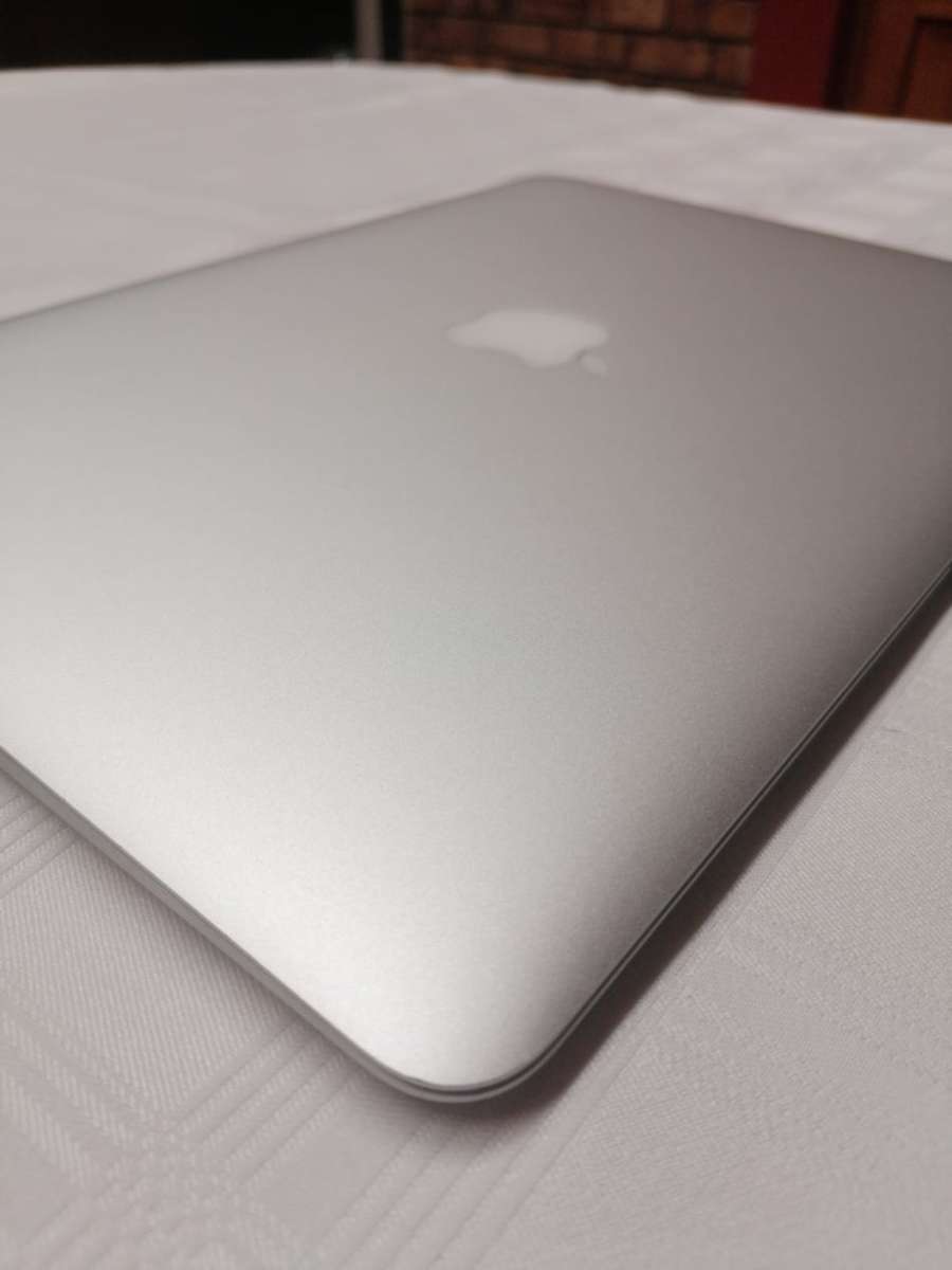Powerful MacBook Air "Core i5" 1.8 13inch (2017 model) - Low Cycle Count