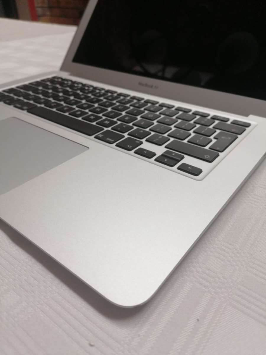 Powerful MacBook Air "Core i5" 1.8 13inch (2017 model) - Low Cycle Count