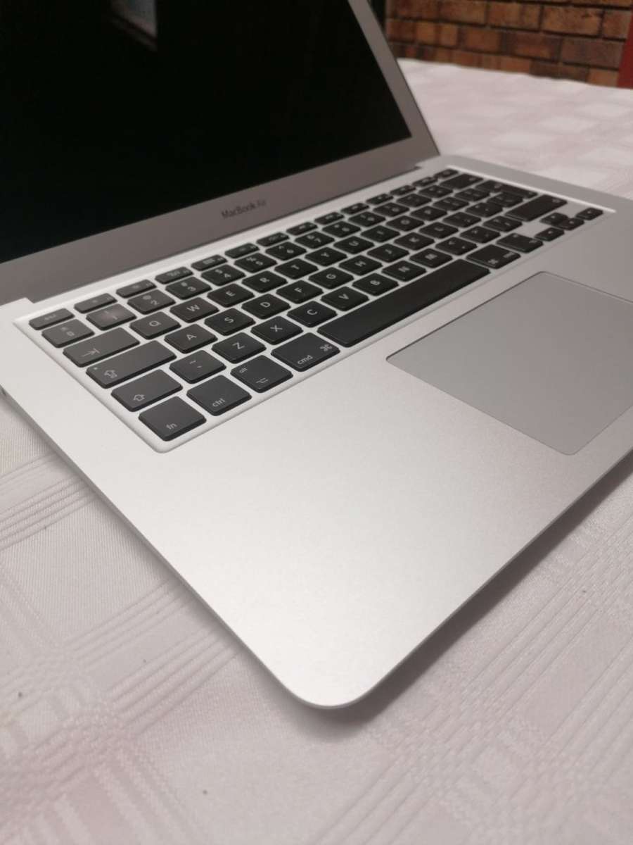 Powerful MacBook Air "Core i5" 1.8 13inch (2017 model) - Low Cycle Count