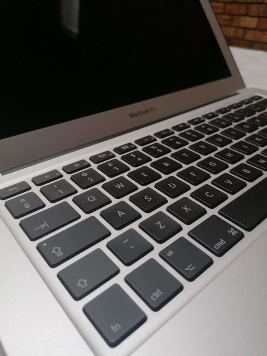 Powerful MacBook Air "Core i5" 1.8 13inch (2017 model) - Low Cycle Count