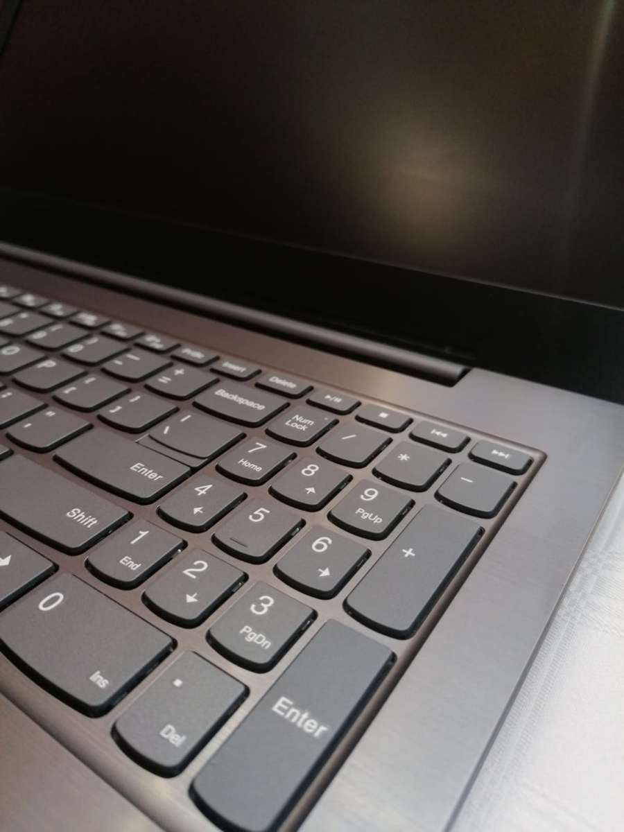 Lenovo IdeaPad V330 - Intel 8th Gen - 8GB - 1TB HDD - 15.6" FHD - Win 10 Pro