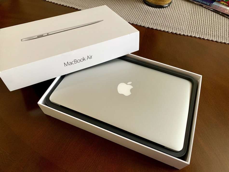 Macbook Air 2017 with original Box
