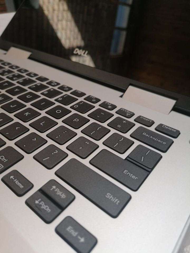 DELL Inspiron 5482 2-in-1 Touch Screen - Intel 8th gen - 14" FHD IPS Touch Screen - MINT Condition