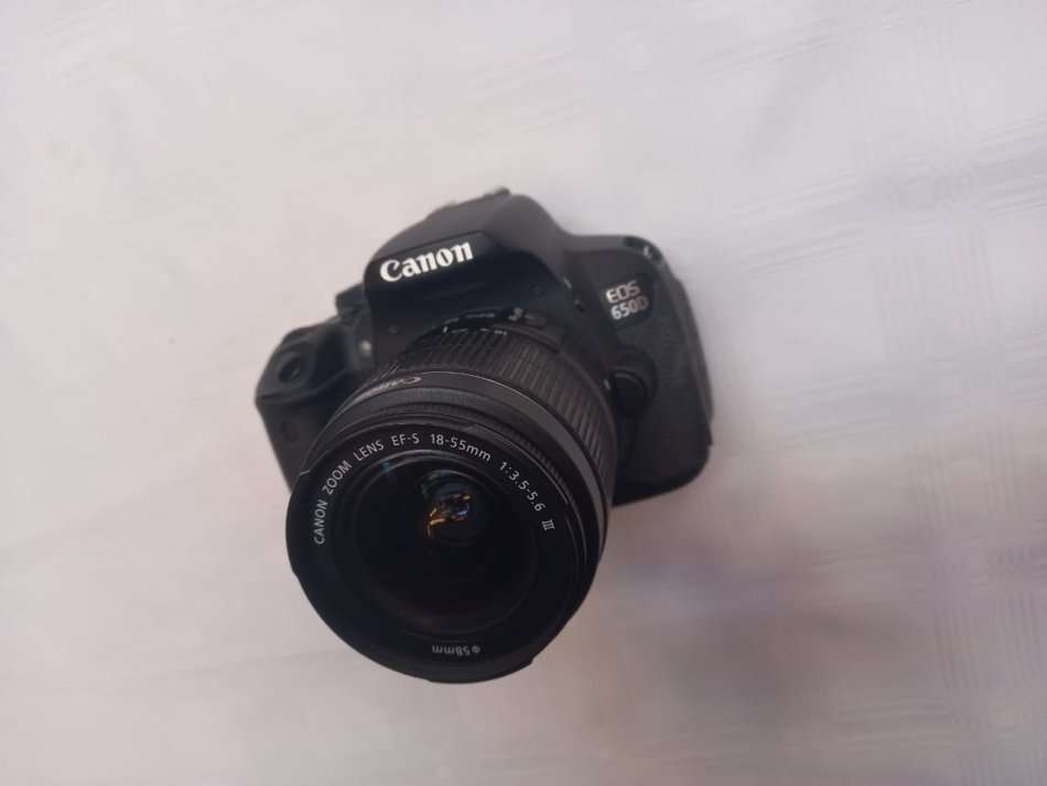 Canon 650D Camera Kit - Lens, charger & Battery Included