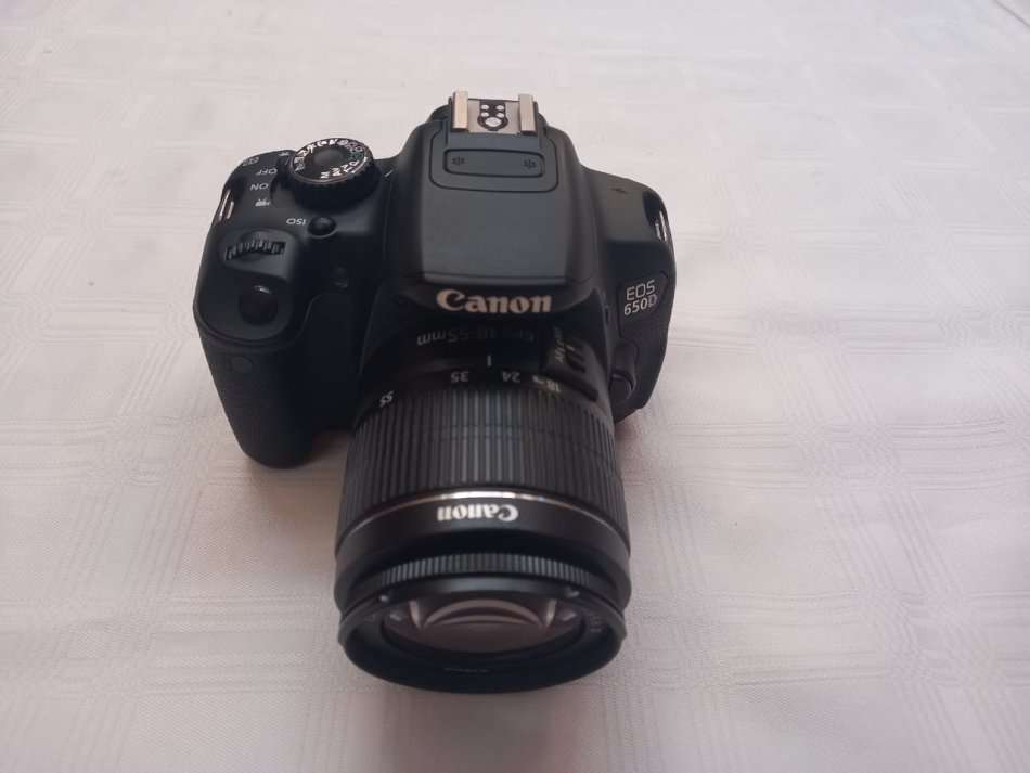 Canon 650D Camera Kit - Lens, charger & Battery Included