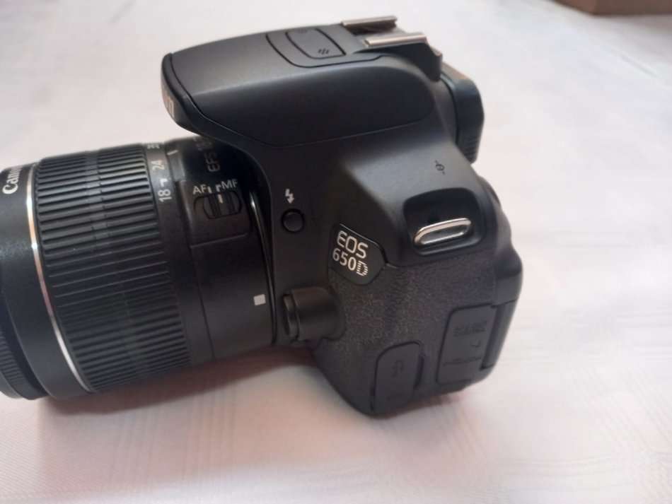 Canon 650D Camera Kit - Lens, charger & Battery Included