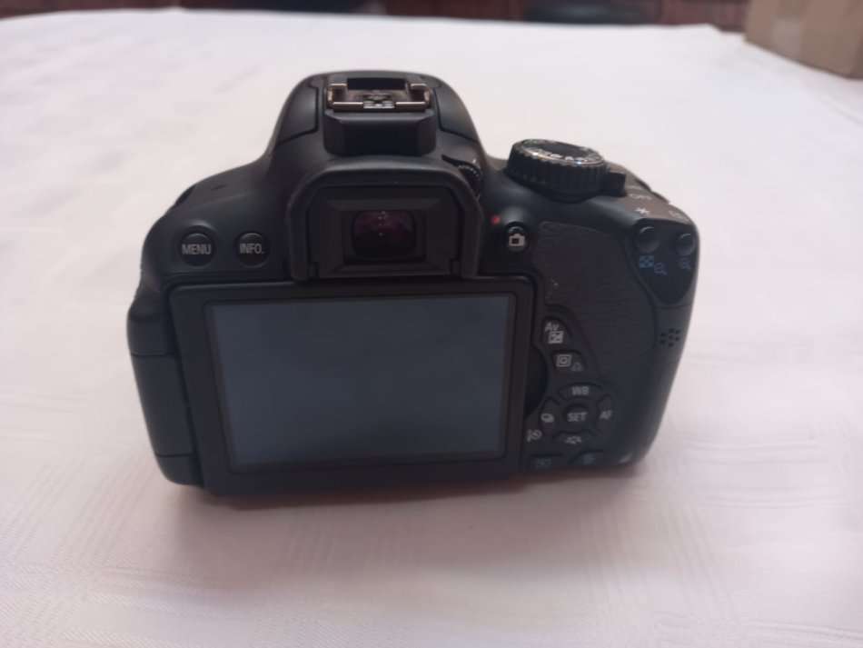 Canon 650D Camera Kit - Lens, charger & Battery Included