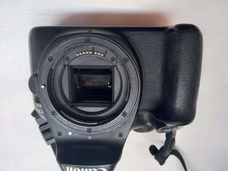 Canon 4000D Camera Kit - Lens, charger & Battery Included