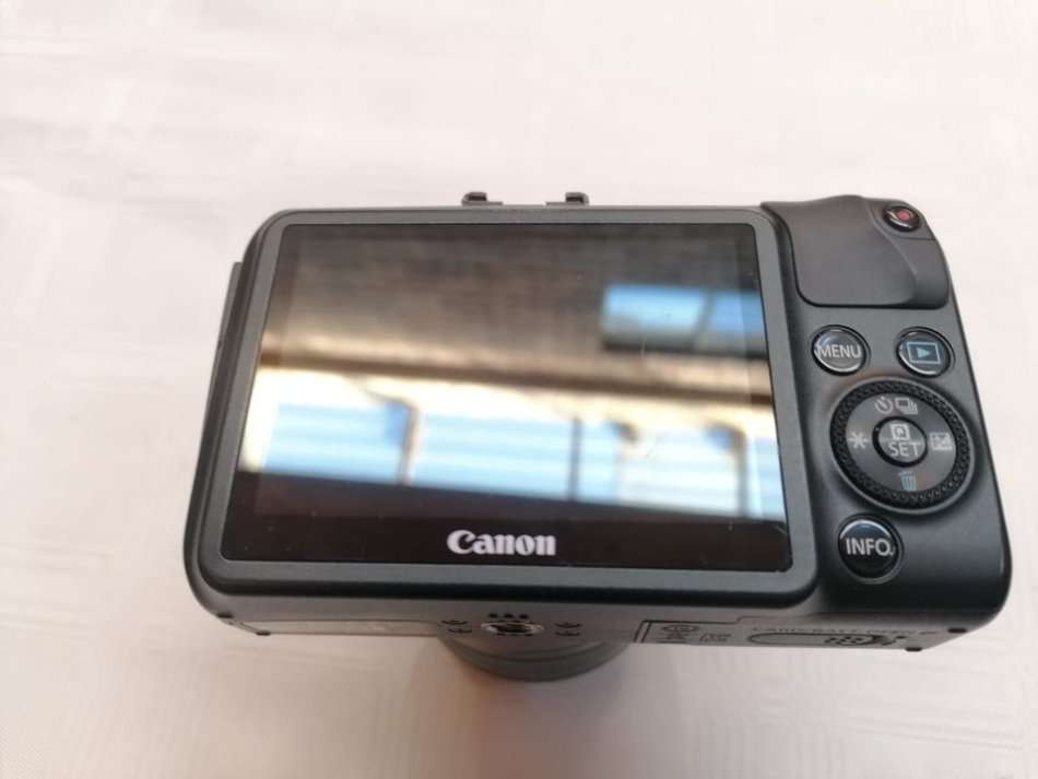 Canon EOS M Mirrorless camera With Canon 18-55mm Lens