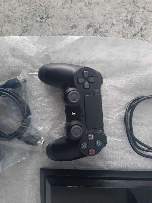 PS4 with 1 control, 500gig hardrive, earpiece and hdmi - Make an offer