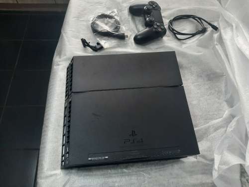 PS4 with 1 control, 500gig hardrive, earpiece and hdmi - Make an offer
