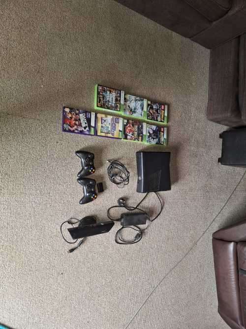Xbox 360 S - 256gb with Kinect, 7 Games and 2 Controllers + Accessories